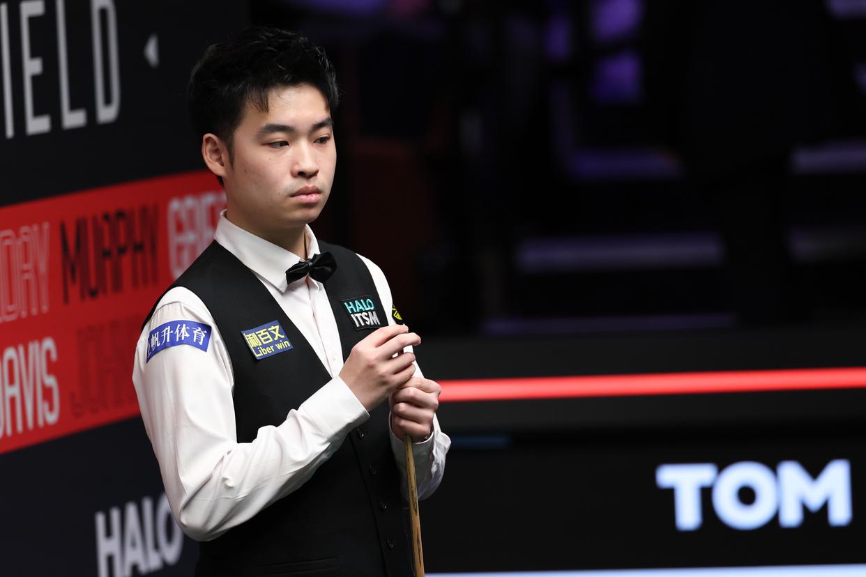 库里发声感谢重庆！中国行小插曲引热议：女球迷试图光脚冲上场被拦住